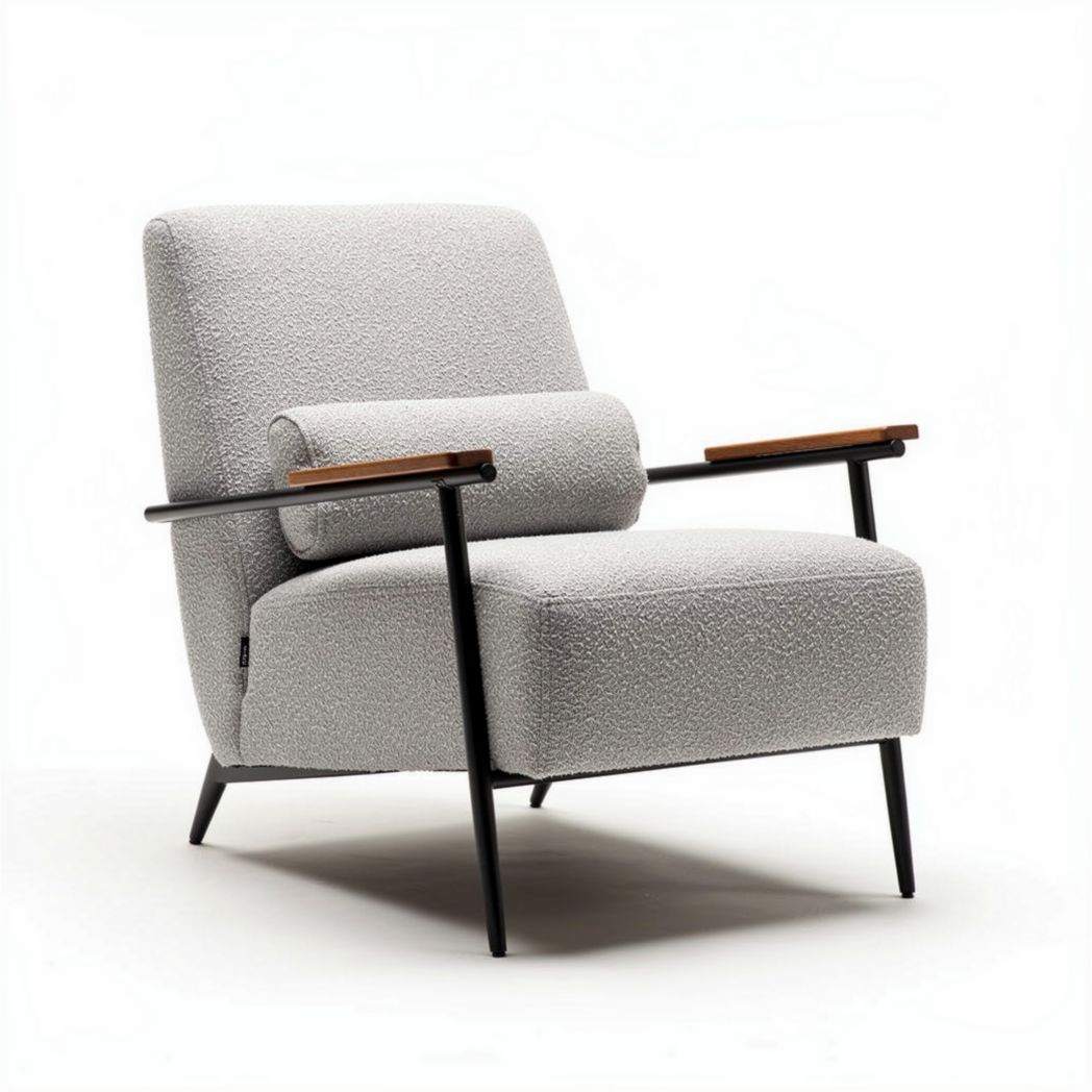 Chaise confortable en tissu bouclé gris clair avec accoudoirs en bois