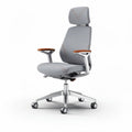 Chaise de bureau ergonomique en tissu gris avec accoudoirs en bois et roulettes 45 x 60 x 100cm